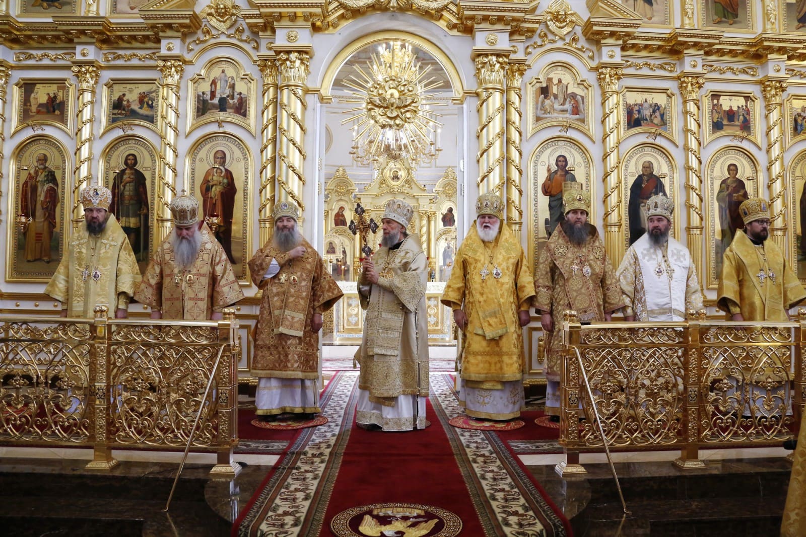 В кафедральном соборе в честь святого праведного воина Феодора Ушакова сонм архиереев совершил Божественную Литургию